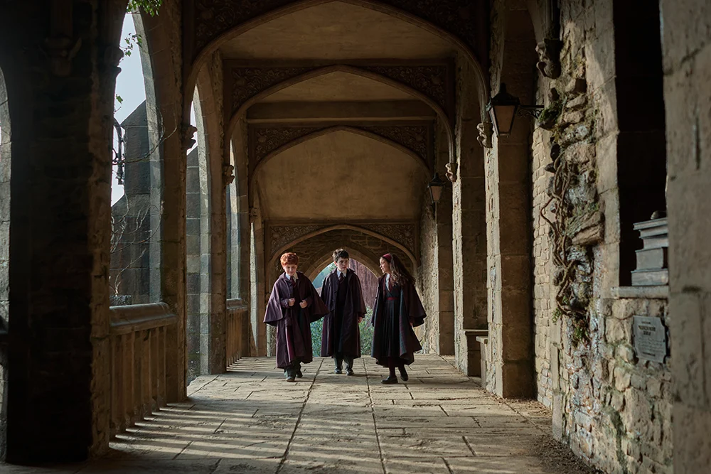 Estudantes caminhando pelos corredores da nova Hogwarts na série da HBO