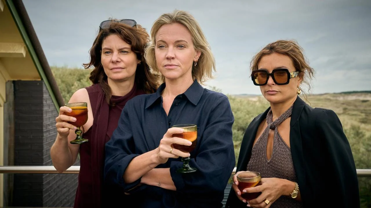 Rifka Lodeizen como Hanneke ao lado de Loes Haverkort e Charlie-Chan Dagelet em As Amigas do Clube