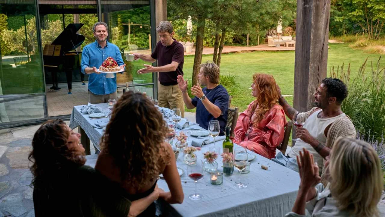 Integrantes do Clube do Jantar reunidos à mesa em As Amigas do Clube