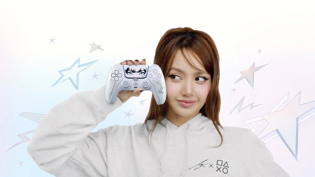 Lisa segurando o controle DualSense Lisa Limited Edition do PlayStation 5