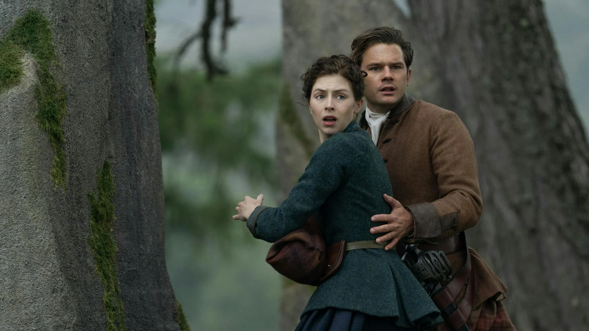 Julia e Henry Beauchamp, interpretados por Hermione Corfield e Jeremy Irvine, junto às pedras de Craigh na Dun