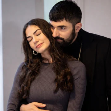 Farah e Tahir vivem um momento romântico em Meu Nome é Farah — Foto: Divulgação/FOX