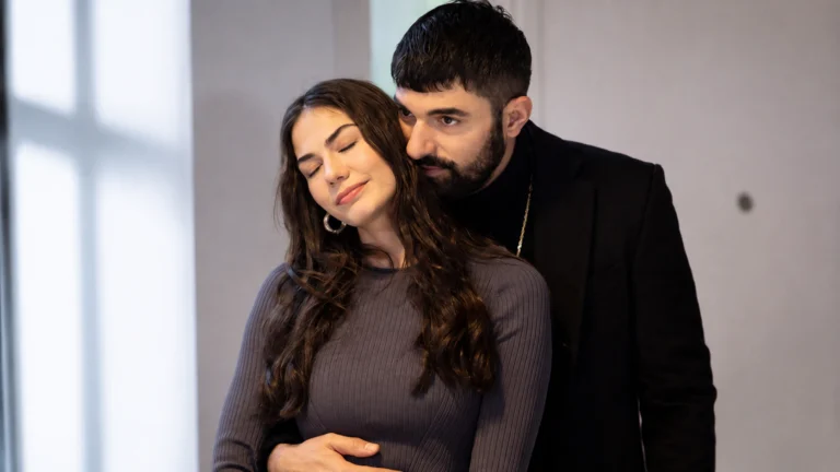 Farah e Tahir vivem um momento romântico em Meu Nome é Farah — Foto: Divulgação/FOX