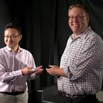 Ex-executivos da PlayStation recriam cena icônica de 2013, mas agora não há jogo para emprestar após Sony acabar com a mídia física