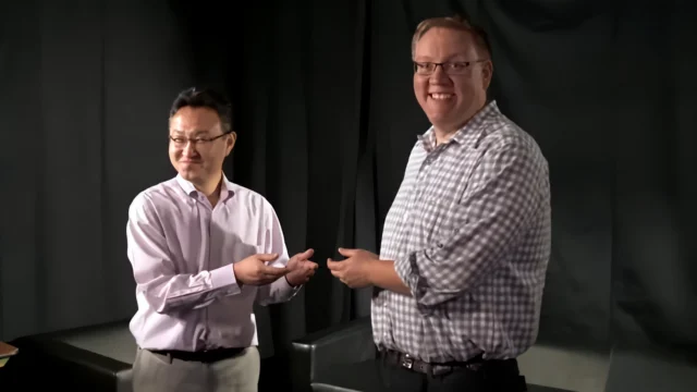 Shuhei Yoshida e Adam Boyes repetiram no TGS 2026 a pose do famoso vídeo de compartilhamento de jogos do PS4, justamente após a Sony anunciar o fim dos discos para novos lançamentos.