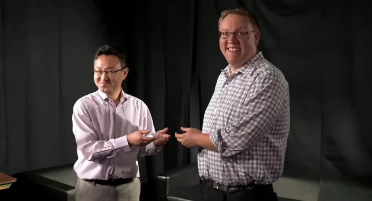 Shuhei Yoshida e Adam Boyes repetiram no TGS 2026 a pose do famoso vídeo de compartilhamento de jogos do PS4, justamente após a Sony anunciar o fim dos discos para novos lançamentos.