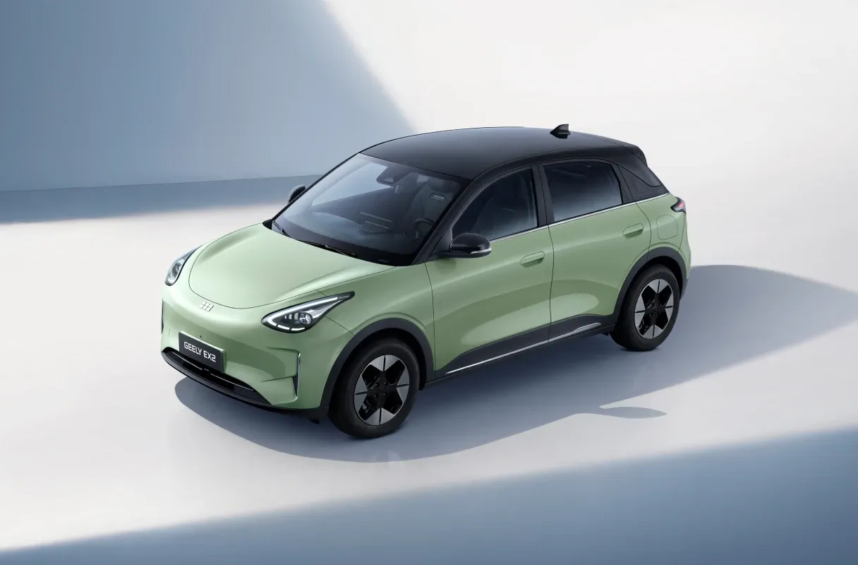 Geely EX2 elétrico visto de frente e de lado