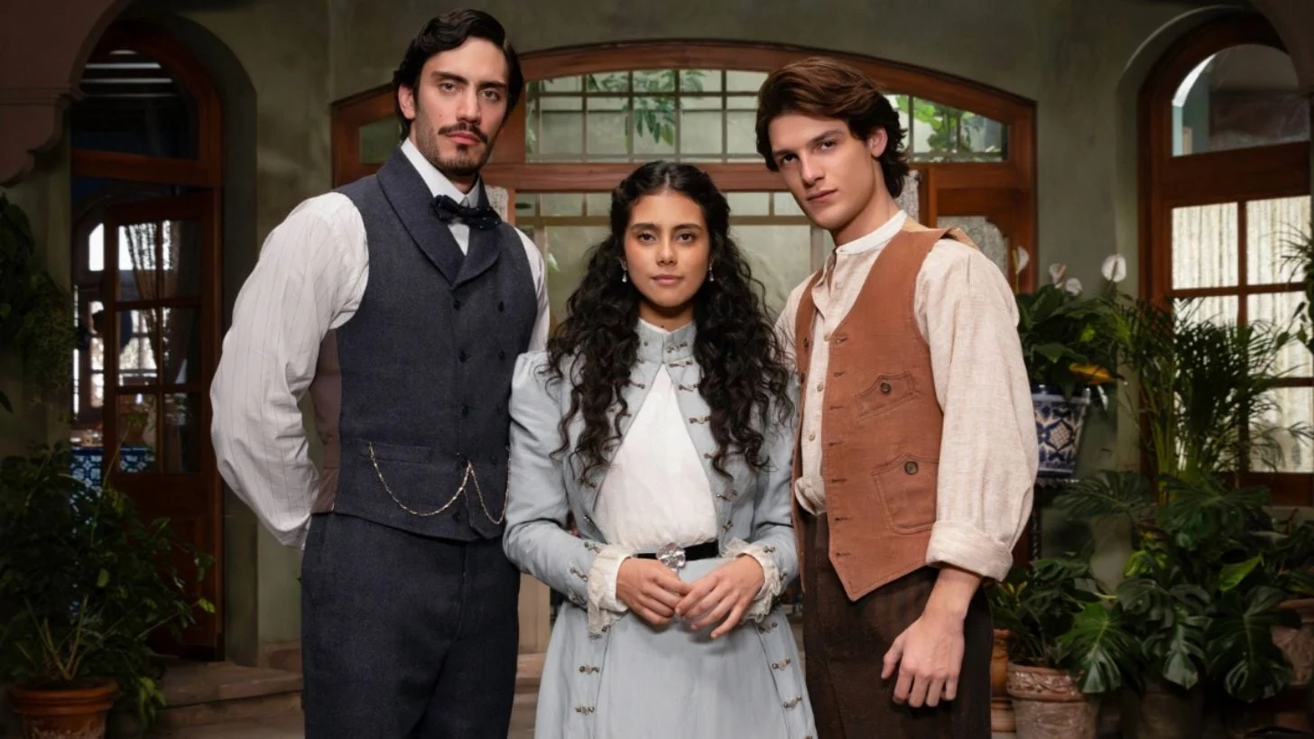 Iván Amozurrutia, Renata Vaca e Juan Pablo Fuentes caracterizados em Mal de Amores