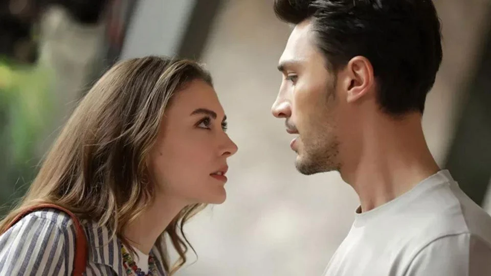 Esra e Ozan frente a frente em Amor Lógica da Vingança