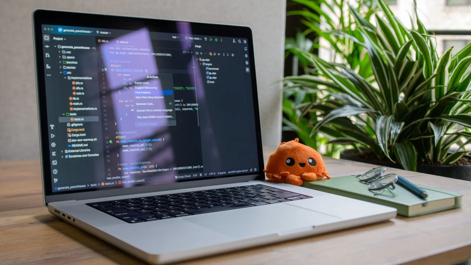 Notebook com código de programação aberto na tela durante desenvolvimento de software