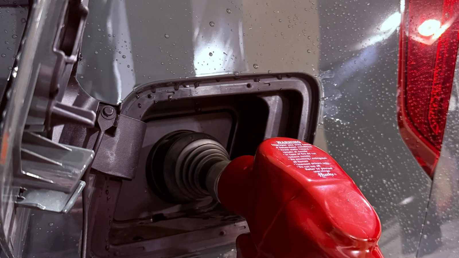 Carro sendo abastecido com gasolina em posto de combustível