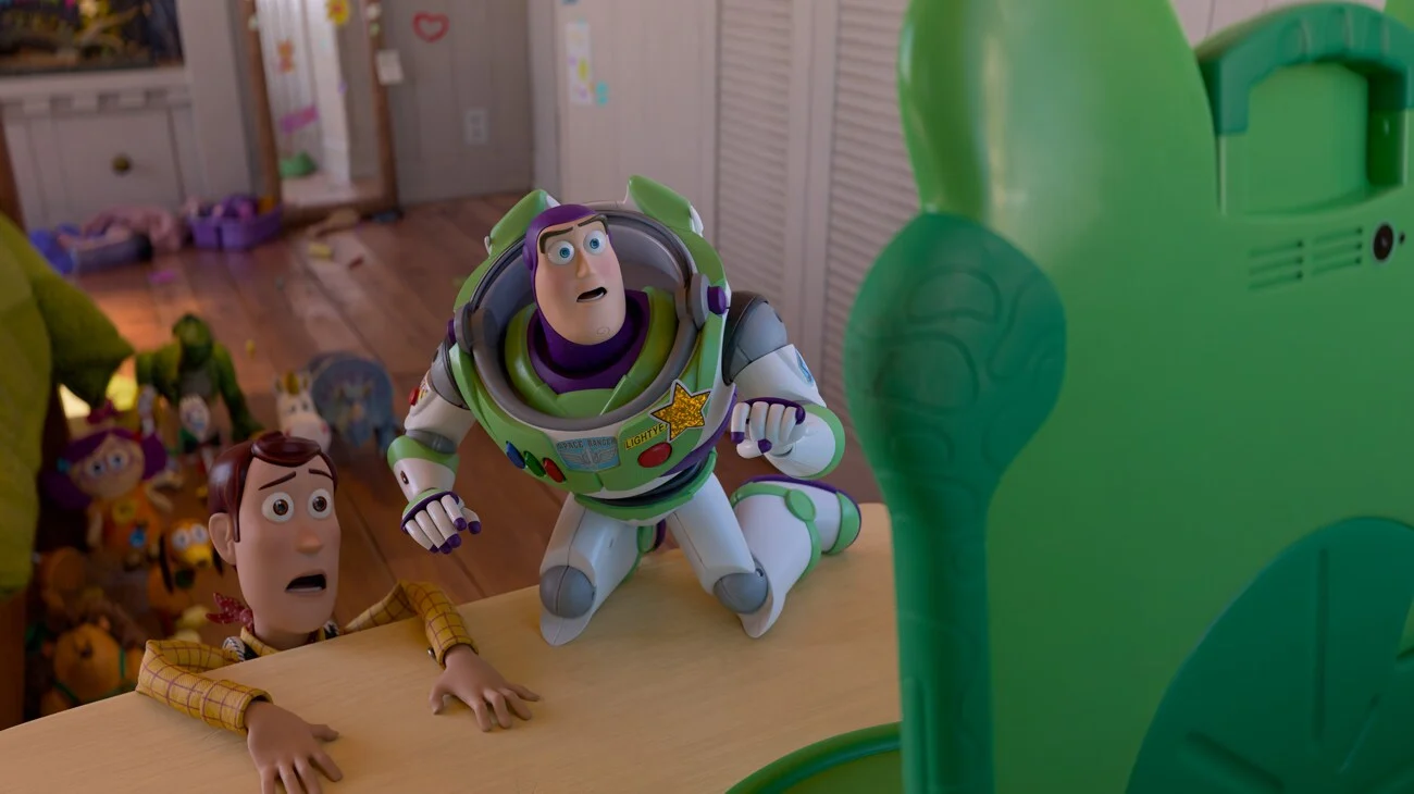 Woody e Buzz Lightyear encaram Lilypad em Toy Story 5