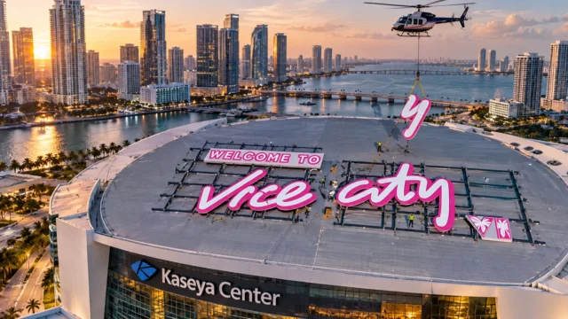GTA 6 transforma Miami em Vice City com placa gigante instalada por helicóptero