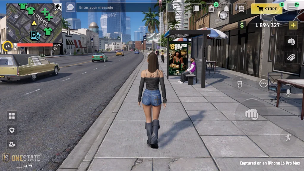 Personagem caminhando por uma avenida de OneState em captura no iPhone 16 Pro Max