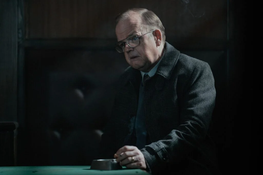 Toby Jones como Colin Tattersall em Terra da Máfia temporada 2