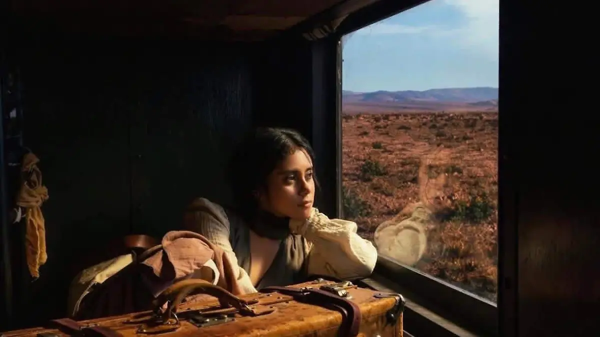 Emilia Sauri observa a paisagem pela janela de um trem em Mal de Amores