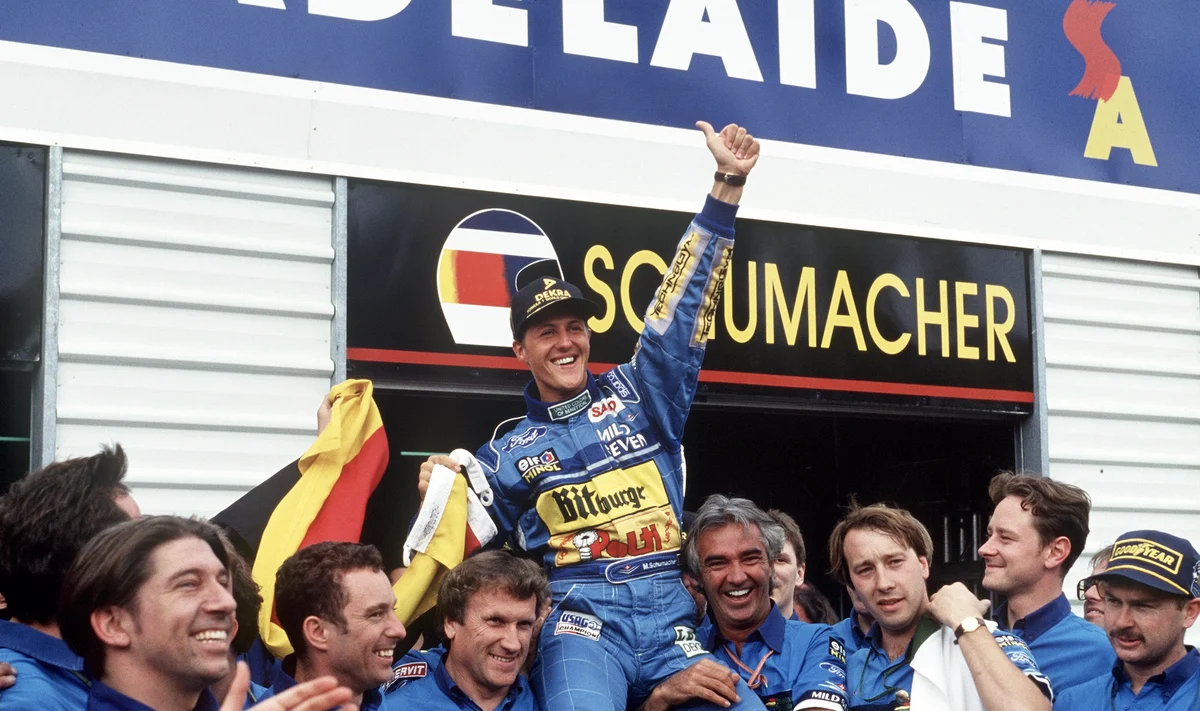 Michael Schumacher comemora com a equipe Benetton durante a temporada de 1994 da Fórmula 1