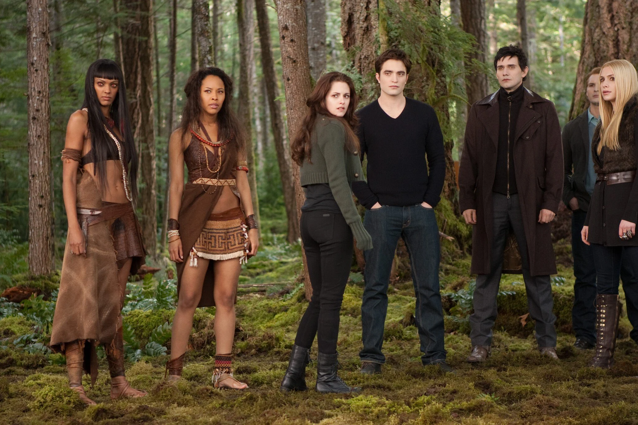 Bella Swan, Edward Cullen e outros personagens de Amanhecer Parte 2 em uma floresta