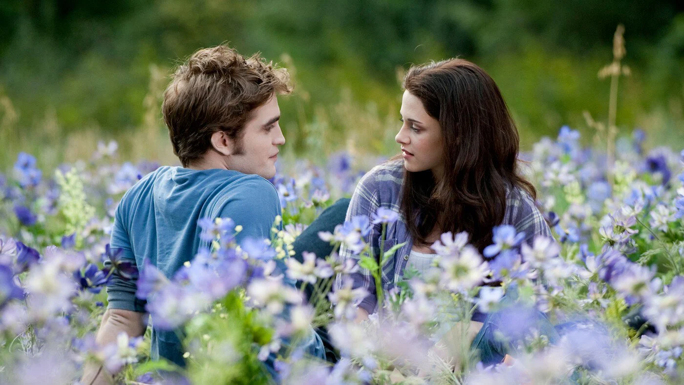 Edward Cullen e Bella Swan juntos em A Saga Crepúsculo