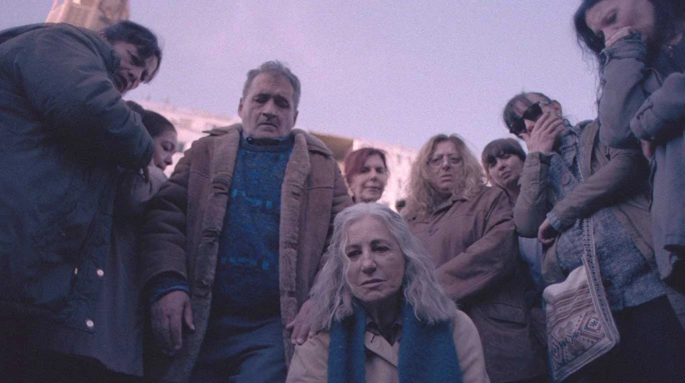 Moradores reunidos em uma cena de Mis muertos tristes, da Netflix