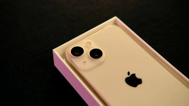 O iPhone 13 mini chegou a uma situação curiosa em 2026.