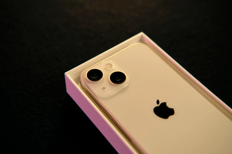 O iPhone 13 mini chegou a uma situação curiosa em 2026.