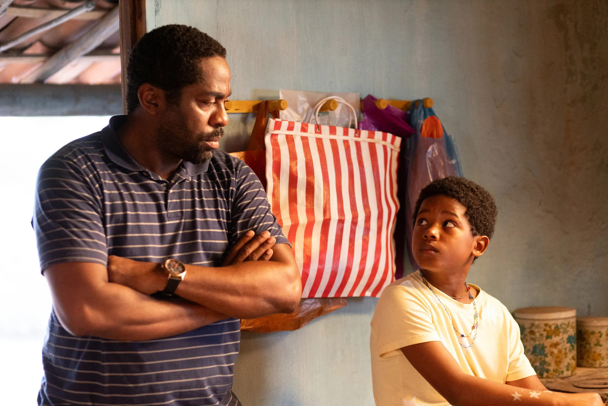 Lázaro Ramos e Yuri Gomes em cena do filme Feito Pipa