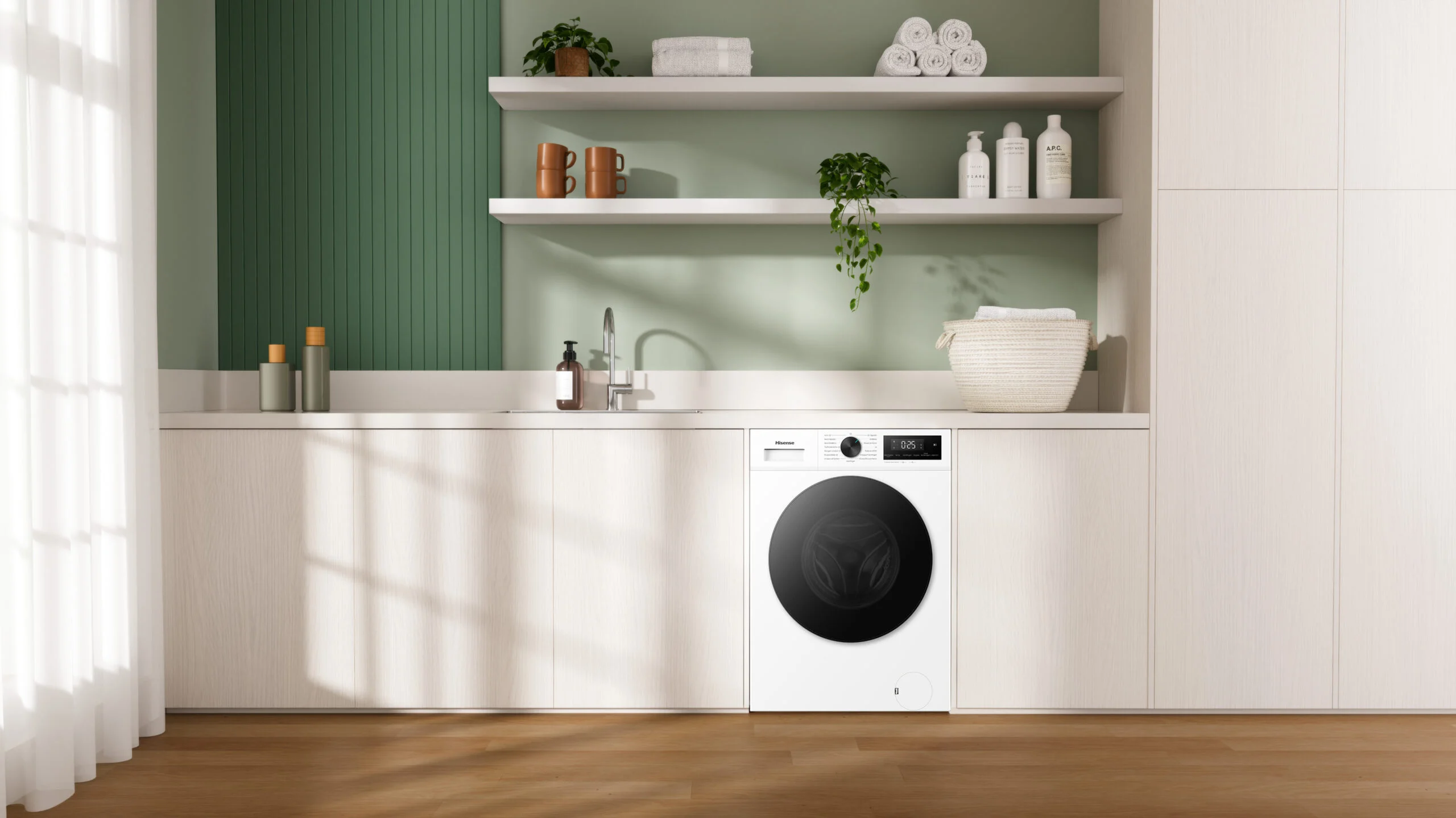 Lava e seca Hisense 1i instalada sob uma bancada em lavanderia compacta