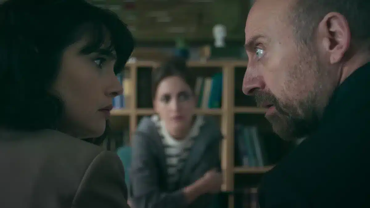 Cem e Hazal frente a frente em Amantes Anônimos da Netflix
