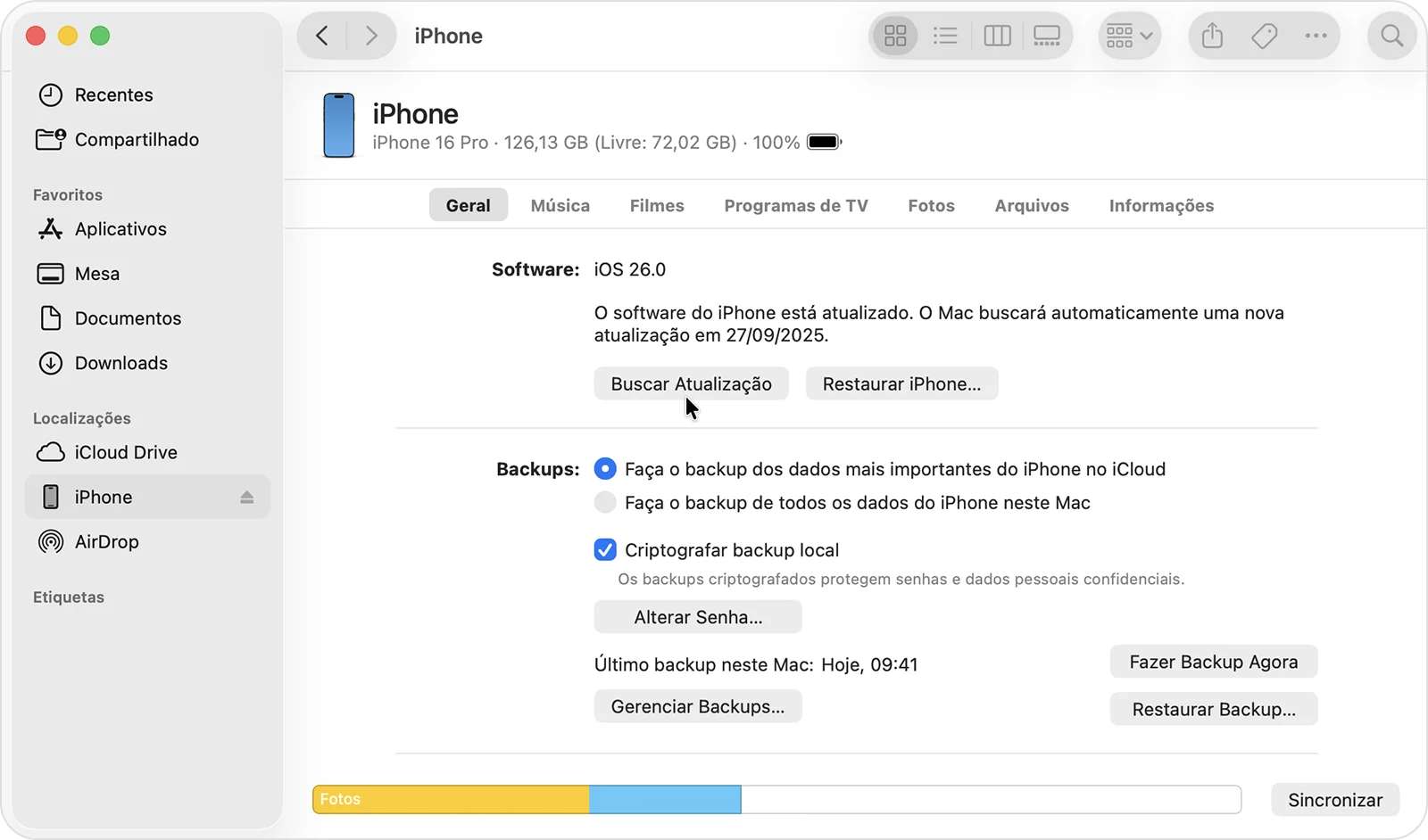 Finder no Mac mostrando o botão Buscar Atualização para um iPhone conectado
