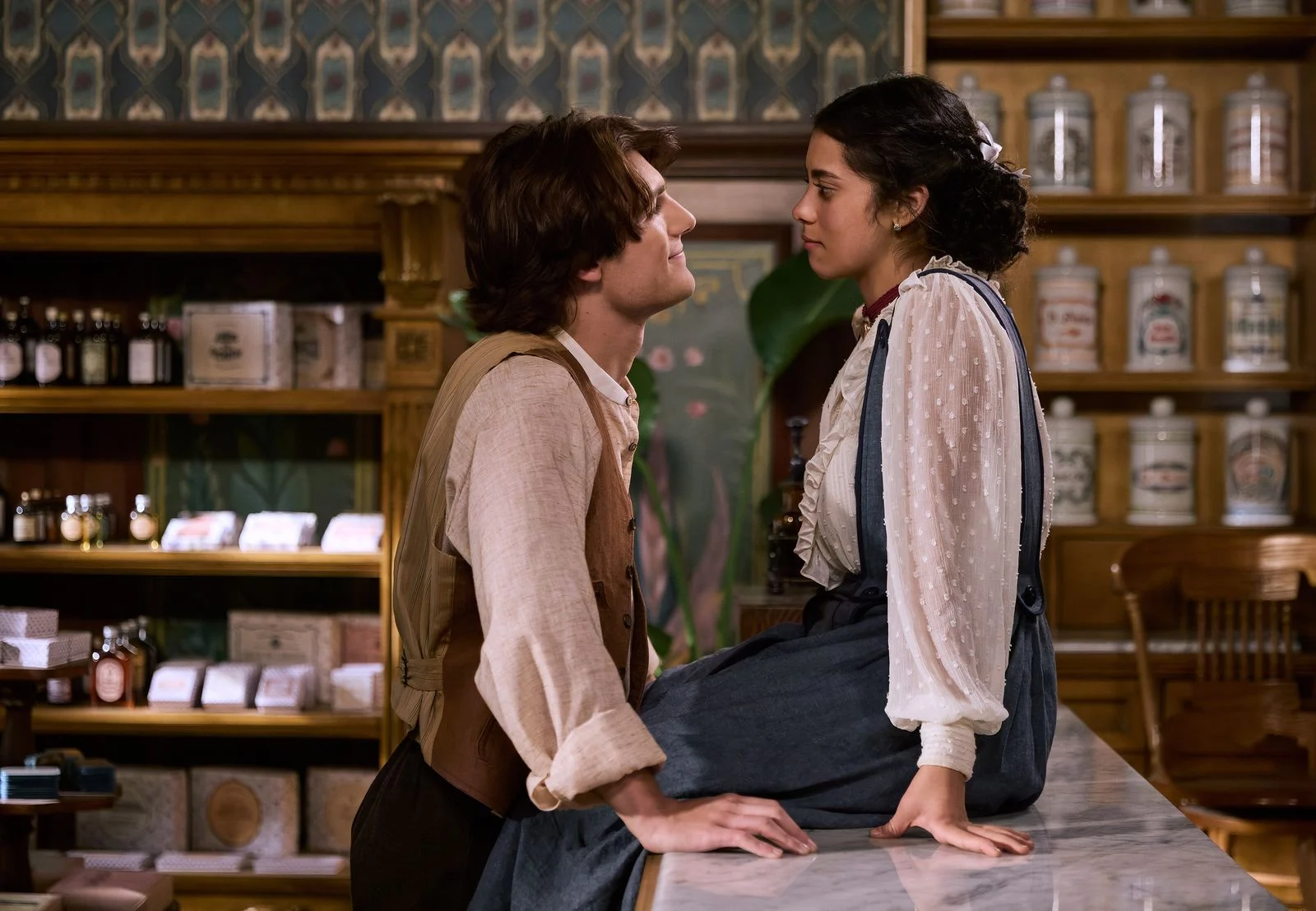 Juan Pablo Fuentes como Daniel Cuenca e Renata Vaca como Emilia Sauri em Mal de Amores