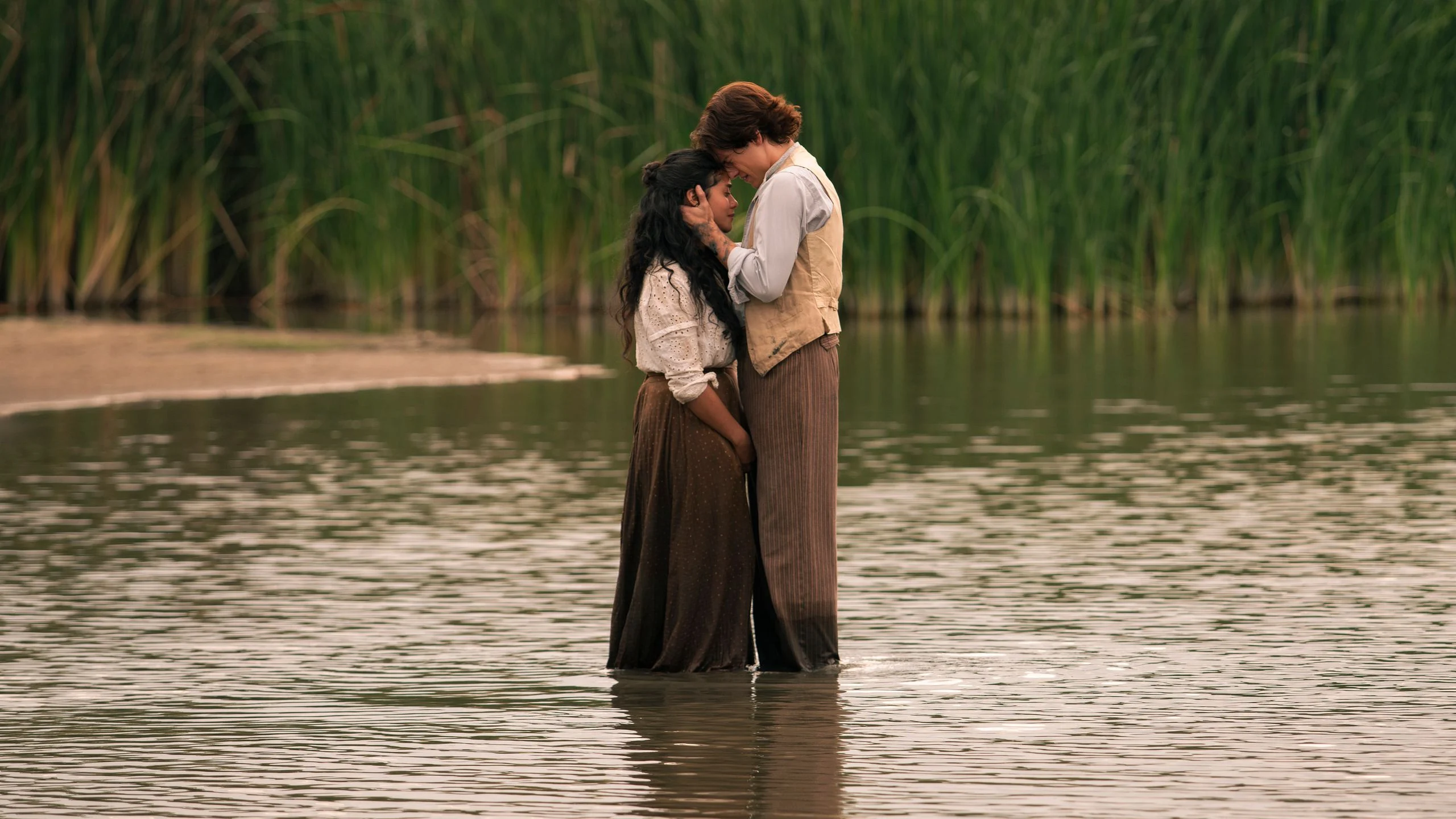Emilia Sauri e Daniel Cuenca em uma cena romântica de Mal de Amores, série da Netflix