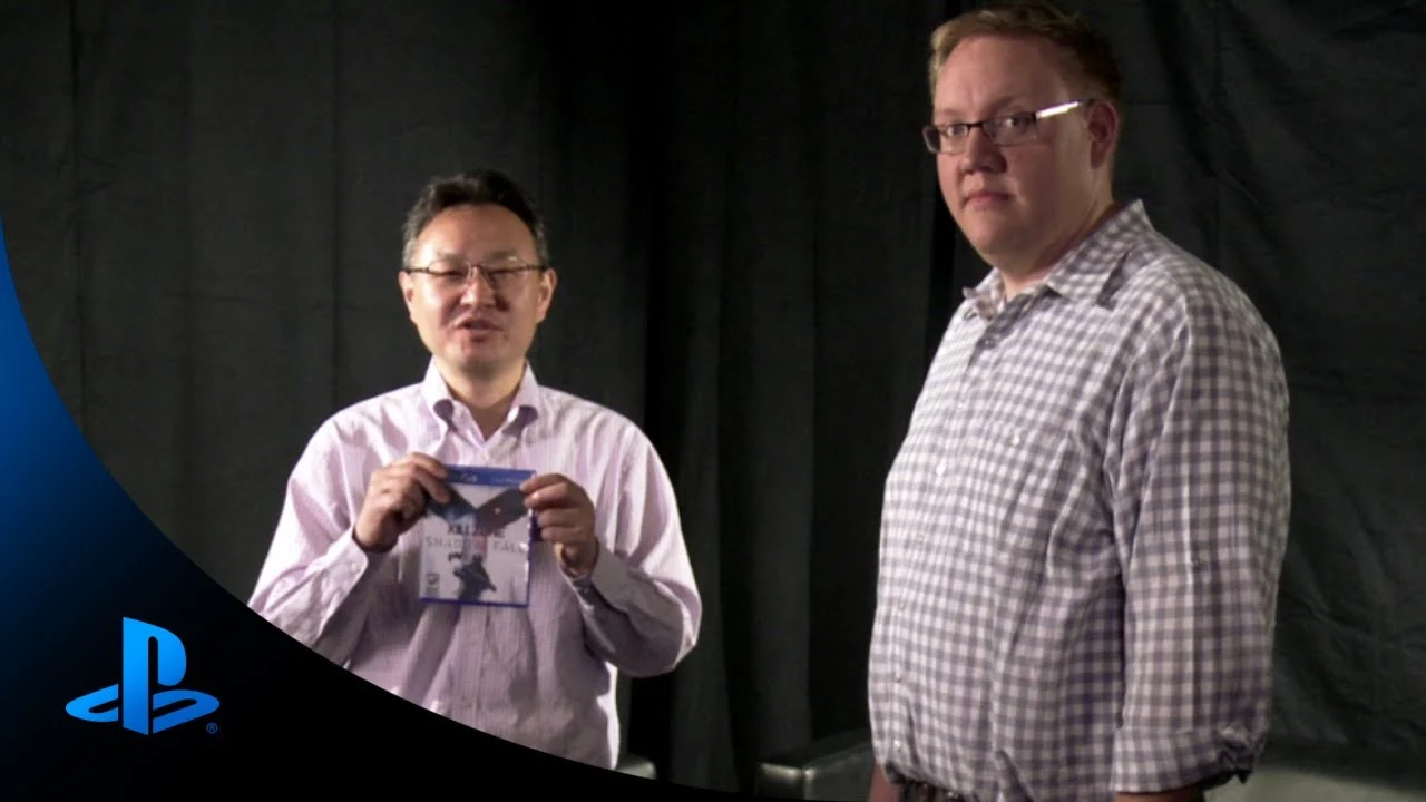 Shuhei Yoshida e Adam Boyes no vídeo de compartilhamento de jogos usados do PS4 publicado em 2013
