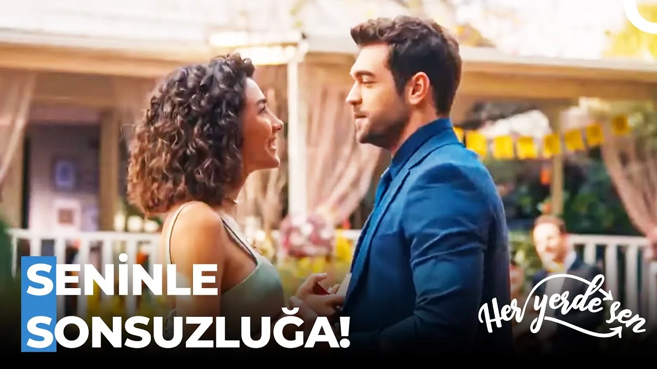 Selin e Demir durante os acontecimentos do último episódio de Her Yerde Sen
