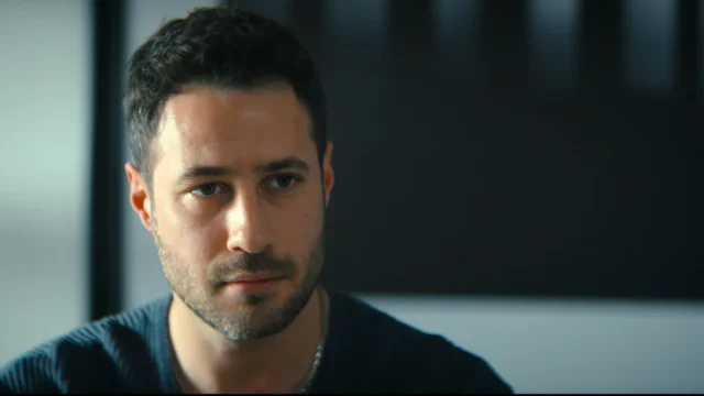 Ozan Dolunay como İlker na série Conheço Você da Netflix