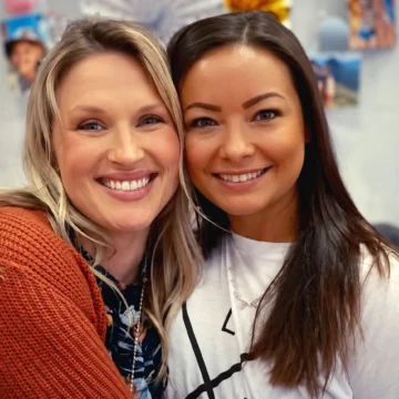 Bruna Pabon, ex-integrante da Solid Rock Church, relatou à revista People supostos abusos sexuais, privação de sono e controle no casamento; o pastor nega e se declarou inocente das acusações federais