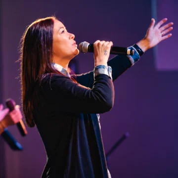 Mica Miller comandava o louvor da Solid Rock Church e aparece em diversos vídeos de arquivo utilizados pela série — Foto: Netflix/Divulgação