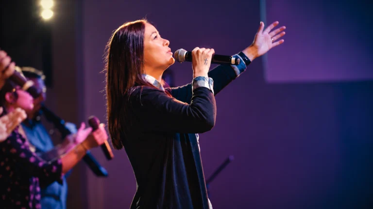 Mica Miller comandava o louvor da Solid Rock Church e aparece em diversos vídeos de arquivo utilizados pela série — Foto: Netflix/Divulgação