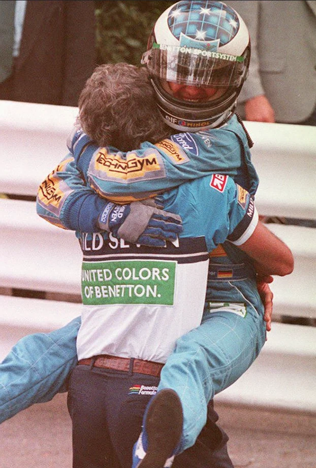 Michael Schumacher abraça integrante da equipe Benetton durante a temporada de 1994
