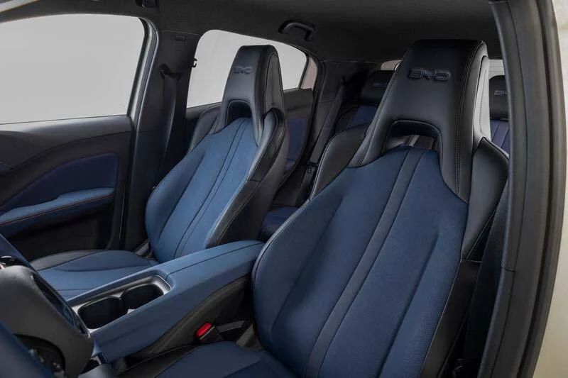 Bancos dianteiros e interior do BYD Dolphin Mini