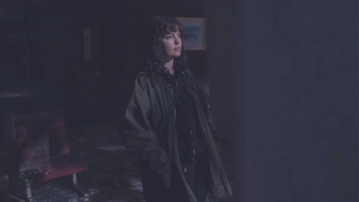 Julie em uma cena sombria de Mis muertos tristes, série da Netflix