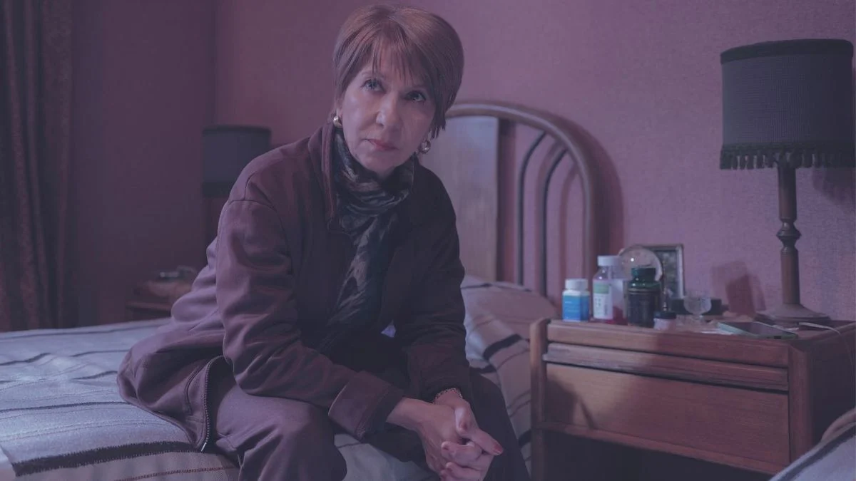 Ema em cena de Mis muertos tristes, minissérie dirigida por Pablo Larraín