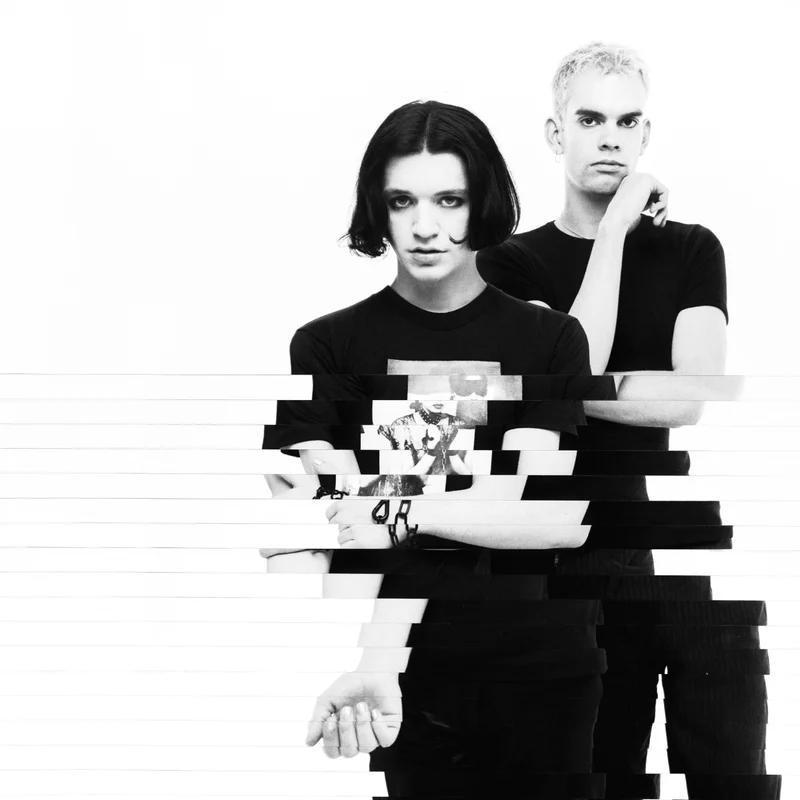Brian Molko e Stefan Olsdal do Placebo em fotografia promocional em preto e branco