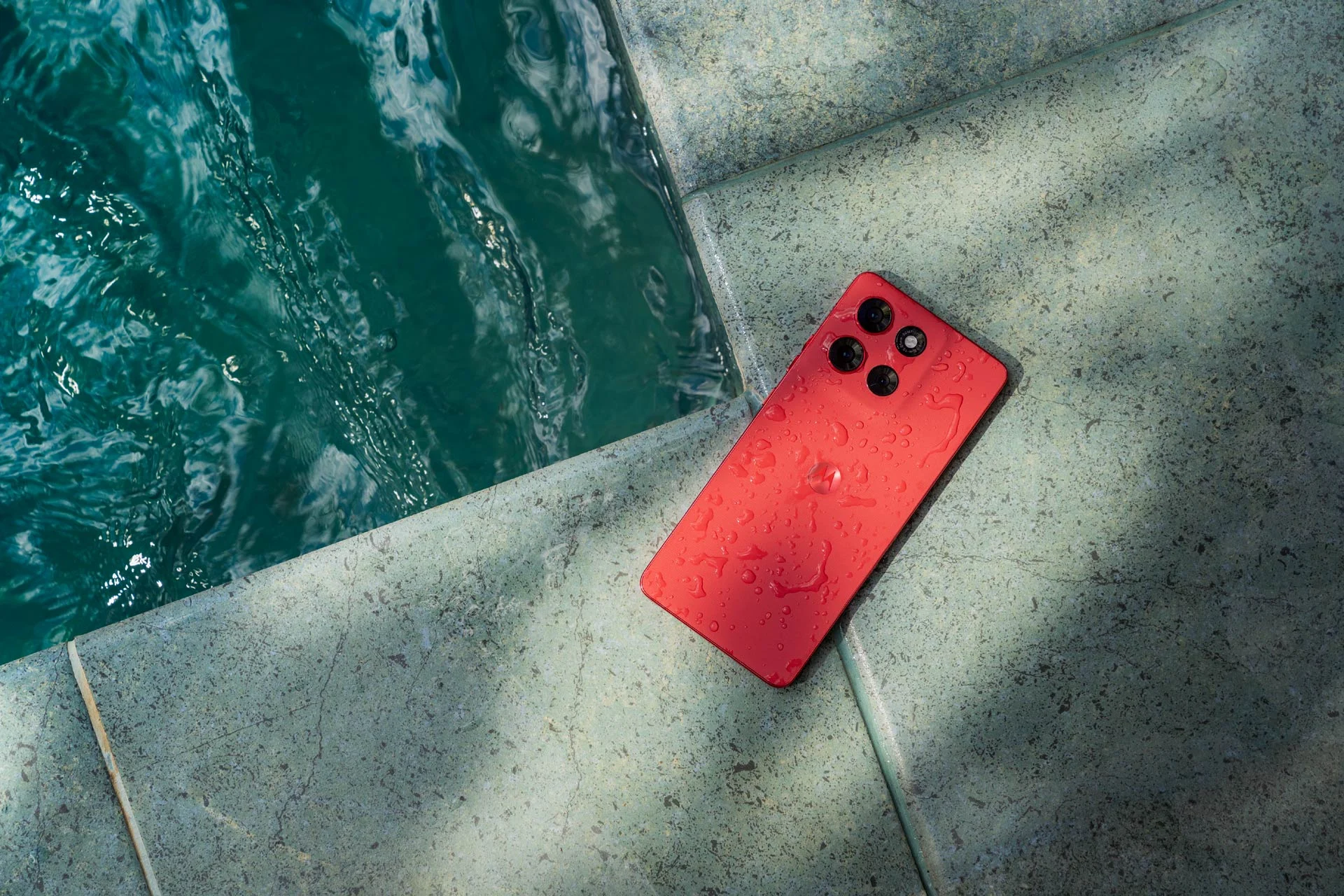 Moto G86 5G vermelho em imagem oficial da Motorola