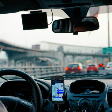 Motorista de Uber pode economizar mais de R$ 2 mil por mês com carro elétrico; veja a conta