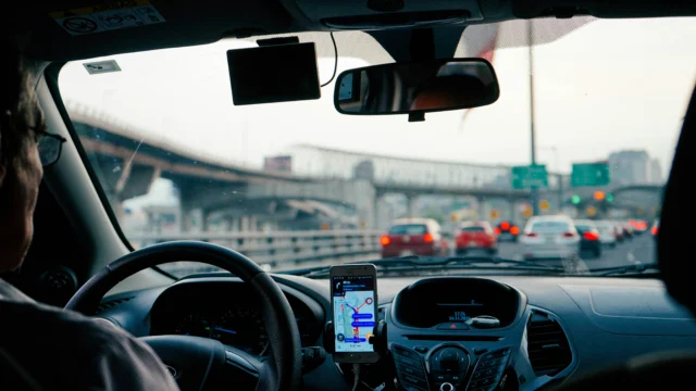 Motorista de Uber pode economizar mais de R$ 2 mil por mês com carro elétrico; veja a conta