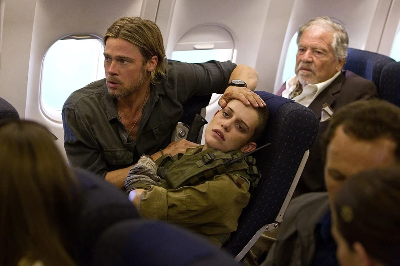 Brad Pitt e Daniella Kertesz em cena de Guerra Mundial Z