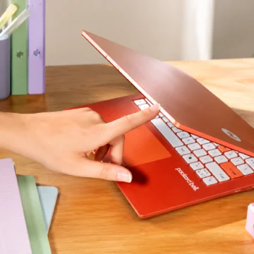 Packard Bell volta ao mercado com o DotBook, notebook colorido apresentado no relançamento da marca na IFA 2026. Imagem: Packard Bell/Divulgação.