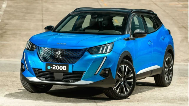 Peugeot e-2008 elétrico azul visto de frente