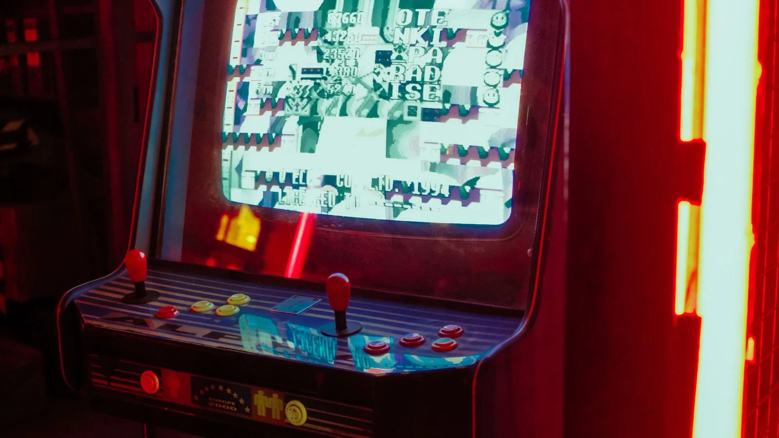 Máquina de arcade retrô iluminada em ambiente escuro